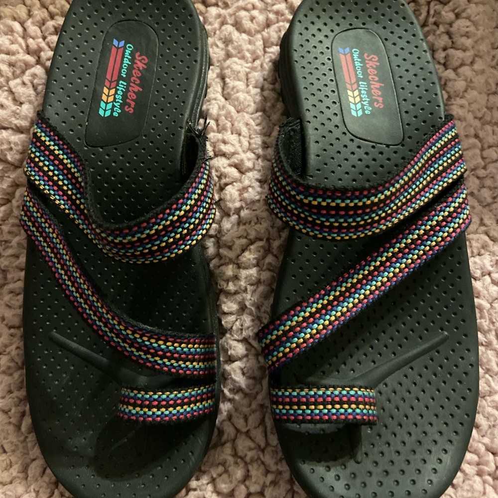 Skechers Gray and Red Textured Sandals
